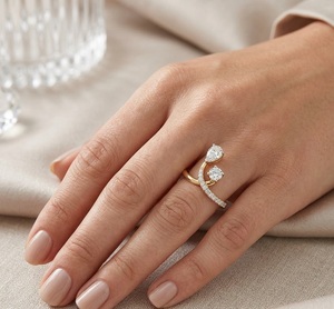 แหวนหมั้นทองคำขาว 14K ทรงคลาสสิกสำหรับผู้หญิง ดีไซน์แบบ Bypass Shank ประดับเพชรทรงกลมและทรงหยดน้ำ น้ำหนักรวม 1.50 กะรัต เพชรเพาะเลี้ยงในห้องปฏิบัติการ เหมาะสำหรับงานแต่งงานหรืองานเลี้ยง - Product Image 5