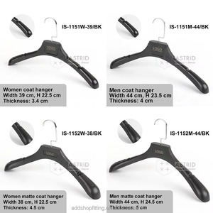 Cintres en plastique PP noir flexibles et robustes Astrid 39CM avec logo personnalisé pour hôtel, motel, auberge - Product Image 5