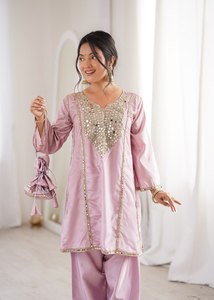 Conjunto coordinado de salwar kameez de seda rosa con encaje y espejo, Kurti corto de secado rápido y pantalón, ropa festiva india moderna para fiestas, para mujer. - Product Image 4