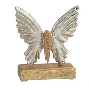 Estatua de reno y árbol de pino en metal plateado, con un reno elegantemente esculpido que se encuentra bajo un árbol de hoja perenne imponente, sobre una base de madera natural. - Product Image 5