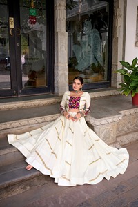 Conjunto de Lehenga Blanco con Blusa Bordada, Traje Indio-Pakistaní de Dos Piezas para Festivales y Bodas - Product Image 5