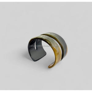 Brazalete de cuerno natural RawGap | Pulsera de lado abierto con bordes crudos y acabado de grano terroso | Artesanía de herencia rústica - Product Image 6