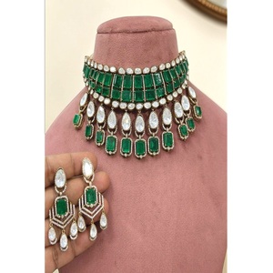 Magnifique ensemble collier ras-du-cou et boucles d'oreilles en perles plaquées or de qualité supérieure avec moissanite, collection pour mariage - Product Image 1