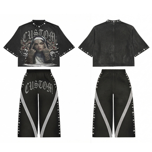 Ensemble deux pièces streetwear pour homme, été, style gothique, avec t-shirt graphique à strass et pantalon large, noir délavé, surdimensionné et clouté - Product Image 1