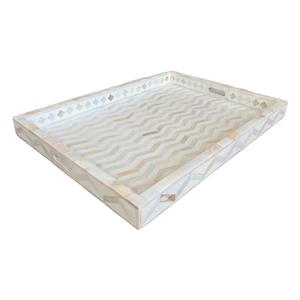 Plateau de service artisanal haut de gamme en nacre avec motif chevron blanc, plateau décoratif en nacre pour table basse, en promotion - Product Image 1
