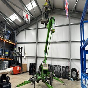 Plataforma elevadora compacta tipo araña con sistema de elevación automático diseñada para operaciones de gran altura de 10m a 20m. - Product Image 1