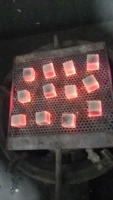 La production de chichas indonésiennes dans l'usine utilise des briquettes de coque de noix de coco 100 % naturelles.