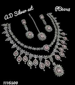 Elegante Juego de Collar con Piedras de Diamante AD Chapado en Rodio, Colección de Joyería Nupcial India Premium, Maang Tikka y Aretes para Mujer - Product Image 3