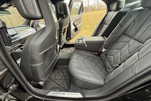 รถยนต์มือสอง BMW 760i xDrive Sedan ปี 2023 ราคาประหยัด สภาพดี พร้อมส่ง - Product Image 3