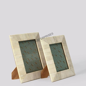 Cadre photo décoratif de table de luxe, artisanal et moderne, avec incrustations en os et design sculpté, impression personnalisée - Product Image 1