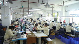 Camiseta de hombre personalizada con serigrafía, estilo streetwear, corte holgado, bloques de color, efecto desgastado por el sol, patchwork y dobladillo irregular cosido - Product Image 6