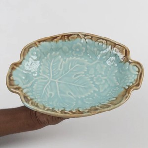 Plato de Cerámica Artesanal en Forma de Hoja con Diseño de Vetas Texturizadas, Plato Botánico Decorativo para Aperitivos, Frutos Secos - Product Image 3