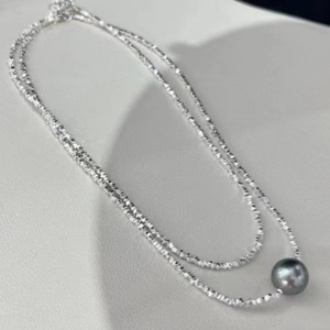 Collier ras du cou en argent massif S925 avec perles de Tahiti naturelles de 10-11 mm, rondes, à forte brillance, connectées par des fils, en argent martelé - Product Image 1