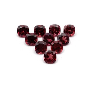 Pierre précieuse naturelle grenat du Mozambique, taille coussin carrée rouge facettée, plusieurs tailles disponibles pour la fabrication de bijoux - Product Image 4