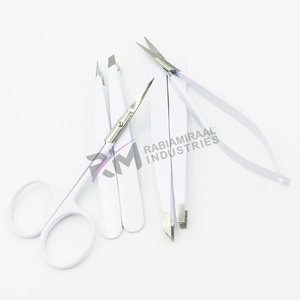 Pinzas para Cejas Clásicas Ligeras de Acero Inoxidable RMI May Top Ranking con Punta Inclinada Plateada y Recubrimiento en Polvo Blanco - Product Image 5