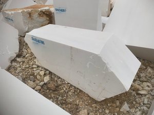Bloc de marbre blanc cristallin brut du Vietnam, grande taille, directement de la carrière, blocs de marbre naturel, utilisation pour appartements modernes, écologique et durable - Product Image 1