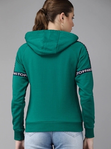 Sudadera con capucha verde para mujer con estampado de letras en la manga y diseño de bolsillo, tejido transpirable de algodón para otoño. - Product Image 3