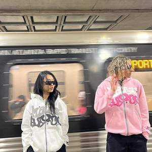 เสื้อฮู้ดซิปพิมพ์ลายกราฟิกแบบกำหนดเอง สไตล์ Y2K กรันจ์ ฮิปฮอป สตรีทแวร์ สวยงาม - Product Image 5