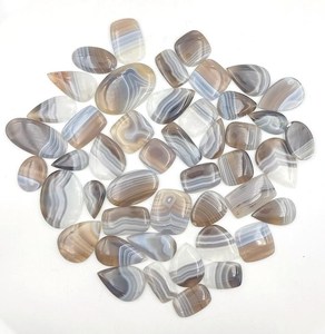 Lote al por mayor de gemas semipreciosas de ágata de Botsuana con diseño único de patrón blanco y gris en forma de cabujón - Product Image 1