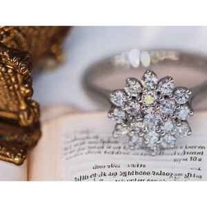 Bague d'anniversaire en diamant de laboratoire en argent sterling 925 Cadeau de Saint-Valentin parfait pour elle - Product Image 5