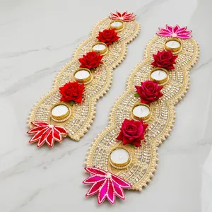 Tapisserie murale florale avec des roses rouges et des porte-bougies pour la décoration de mariage et de la maison, style traditionnel, 2 pièces - Product Image 3