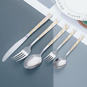 Un ensemble de couverts raffinés ajoute du charme et une sophistication aux repas quotidiens, offrant une cohérence en matière de forme et de texture sur tous les ustensiles. - Product Image 4