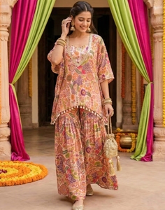 K V International - Conjunto Salwar Kameez Sharara Kaftan Multicolor con Estampado Kitsch, Tradicional, para Fiestas de Otoño, en Rayón Reversible - Product Image 4