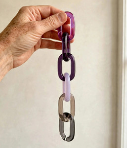 Décoration murale en chaîne de résine multicolore, chaîne ovale faite à la main, pièce d'art décorative pour la décoration de la maison - Product Image 1