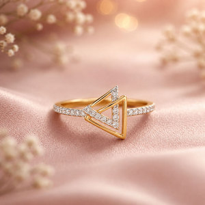 Bague pour femme VAAYUJEWELS avec diamant de laboratoire en or 10K, 14K, 18K et argent 935 ou 925, design minimaliste triangulaire, taille brillant rond - Product Image 1
