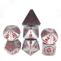 Ensemble de 7 dés en métal massif sur le thème des guerriers médiévaux, dés polyédriques gravés avec des épées croisées pour les jeux de rôle comme Dungeons and Dragons