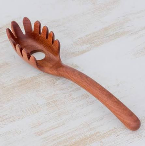 Cuillère à pâtes en bois à long manche, ajourée, avec trou de suspension et manche noir - Product Image 2