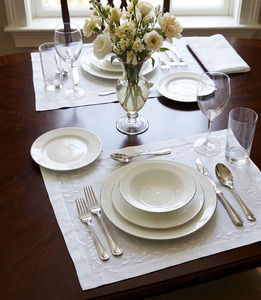 Juego de Manteles Individuales y Servilletas Blancos 100% Lino con Bordado de Hojas, Reutilizables, con Dobladillo Clásico, para Banquetes, Bodas y Eventos - Product Image 2