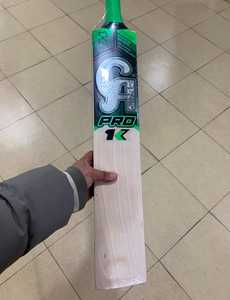 Batte de cricket CA Pro 1K en saule anglais, légère, verte et noire, équipement sportif moderne en bois pour le cricket à balle dure - Product Image 3