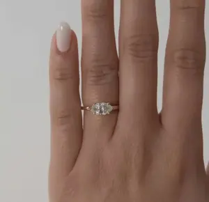 Anillo de Compromiso Solitario con Moissanita de Corte Marquesa de 2 Quilates, Chapado en Oro Amarillo de 14K - Product Image 4