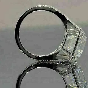 แหวนหมั้นมอสซาไนต์ทรงเอเมอรัลด์ เงินแท้ 925 ชุบไวท์โกลด์ ดีไซน์หรูหราสำหรับผู้หญิง - Product Image 4