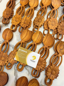 Cuillère en bois avec poignée étoilée, logo gravé personnalisé, prix de gros, en bois d'acacia rouge et de teck, motifs papillon, fleur, feuille, Noël - Product Image 5