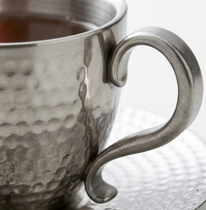 Juego de Taza y Platillo de Acero Inoxidable con Asa, Taza de Café de Metal Martillado Minimalista - Product Image 4