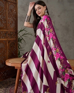 Sari de Mezcla de Seda con Estampado Floral Paisley y Estampado Geométrico Estilo Bollywood KV - Product Image 4