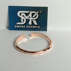 Brazalete Abierto Tradicional de Cobre Sólido Forjado a Mano, Metal Martillado, Ajustable, Ligero, Acabado Antiguo/Pulido, Unisex - Product Image 1