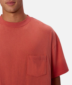 เสื้อยืดคอกลมแขนสั้นผ้าฝ้าย 100% สีแดงซีดแบบใหม่สำหรับผู้ชาย มีกระเป๋าเสื้อ พิมพ์ลายแบบรีดร้อน สีพื้น - Product Image 4