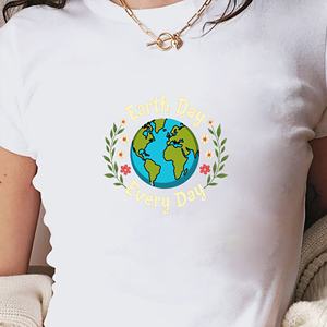 Camiseta corta de moda para mujer con ilustración del Día DE LA Tierra - Product Image 2