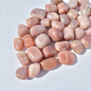 Piedra lunar de melocotón a granel Natural, piedra solar, piedras preciosas de bolsillo pulidas de oro rosa para Feng Shui y estilo de amor, decoración del hogar - Product Image 5