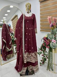 Robe Anarkali Choli Brodé Bordeaux pour Femme avec Bordure en Dentelle Dorée Fantaisie, Tenue Ethnique Indienne Traditionnelle à Séchage Rapide pour Mariage - Product Image 6