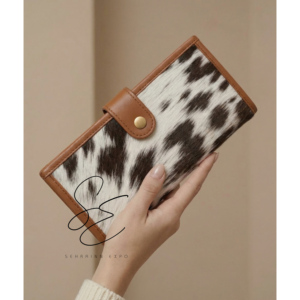 กระเป๋าสตางค์หนังแท้ลายขนสัตว์สุดหรูสำหรับผู้หญิง สไตล์วินเทจคาวเกิร์ล พร้อมสายรัดแบบกระดุม  รับผลิตตามแบบ OEM - Product Image 3
