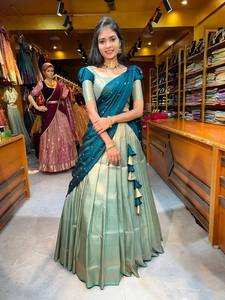 Le lehenga en soie tissée offre une brillance métallique éclatante qui capte la lumière avec beauté, tout comme le dupatta en soie Rangoli bleu sarcelle profond. - Product Image 5