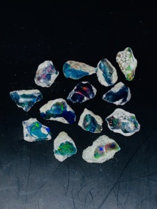 Ópalo Negro Natural en Bruto con Forma Elegante y Efecto de Juego de Color/Fuego para la Fabricación de Joyas, Venta al por Mayor desde Rajasthan - Product Image 1