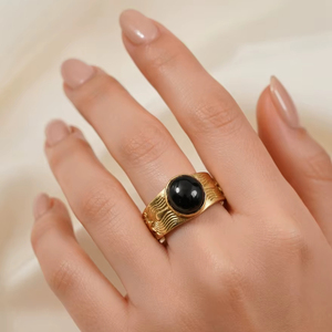 Bague Statement Vintage Plaqué Or avec Sertissage Bezel |   Bijoux en pierres précieuses texturées en gros |   Fabricant artisanal Mangalmay - Product Image 1