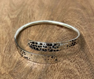 Brazalete Unisex de Plata de Ley, Diseño Martillado, Resistente al Agua, Antideslustre, Sin Plomo ni Níquel - Product Image 1