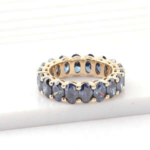 Anillo de Compromiso y Eternidad de Lujo en Oro Amarillo de 14K/18K con Zafiro Azul Corte Ovalado, Joyería Personalizada al por Mayor - Product Image 5