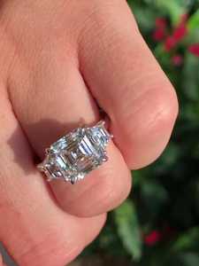 Bague de fiançailles trois pierres 4 carats IGI en or massif 14K 18K avec diamant de laboratoire taille Asscher trapézoïdale serti à griffes, bijoux fins de mariage - Product Image 4